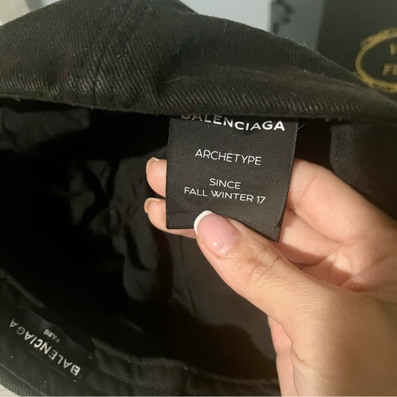 Balenciga hat - Picture 2 of 3